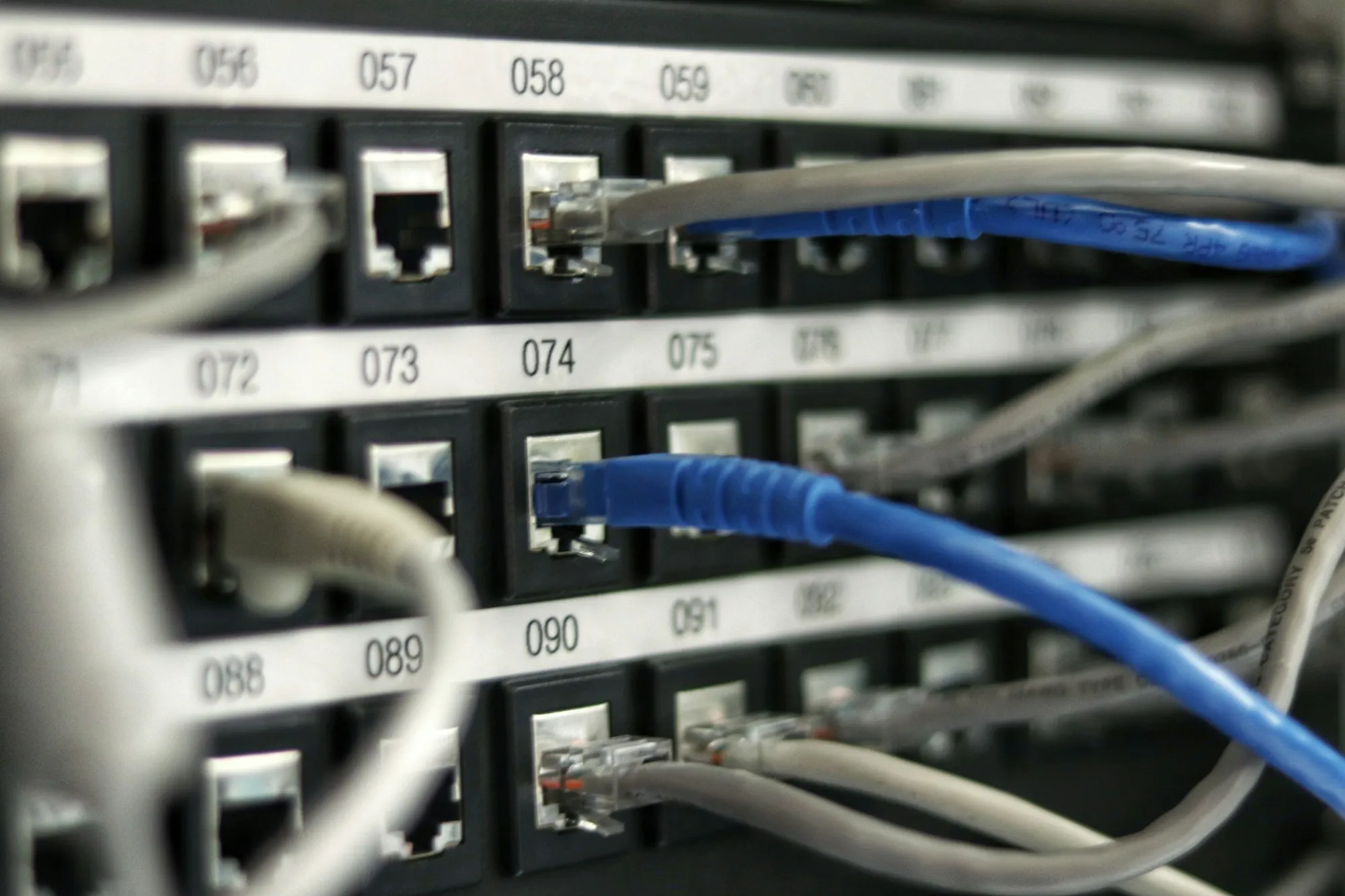 Számozott patchpanel hálózati kábelekkel