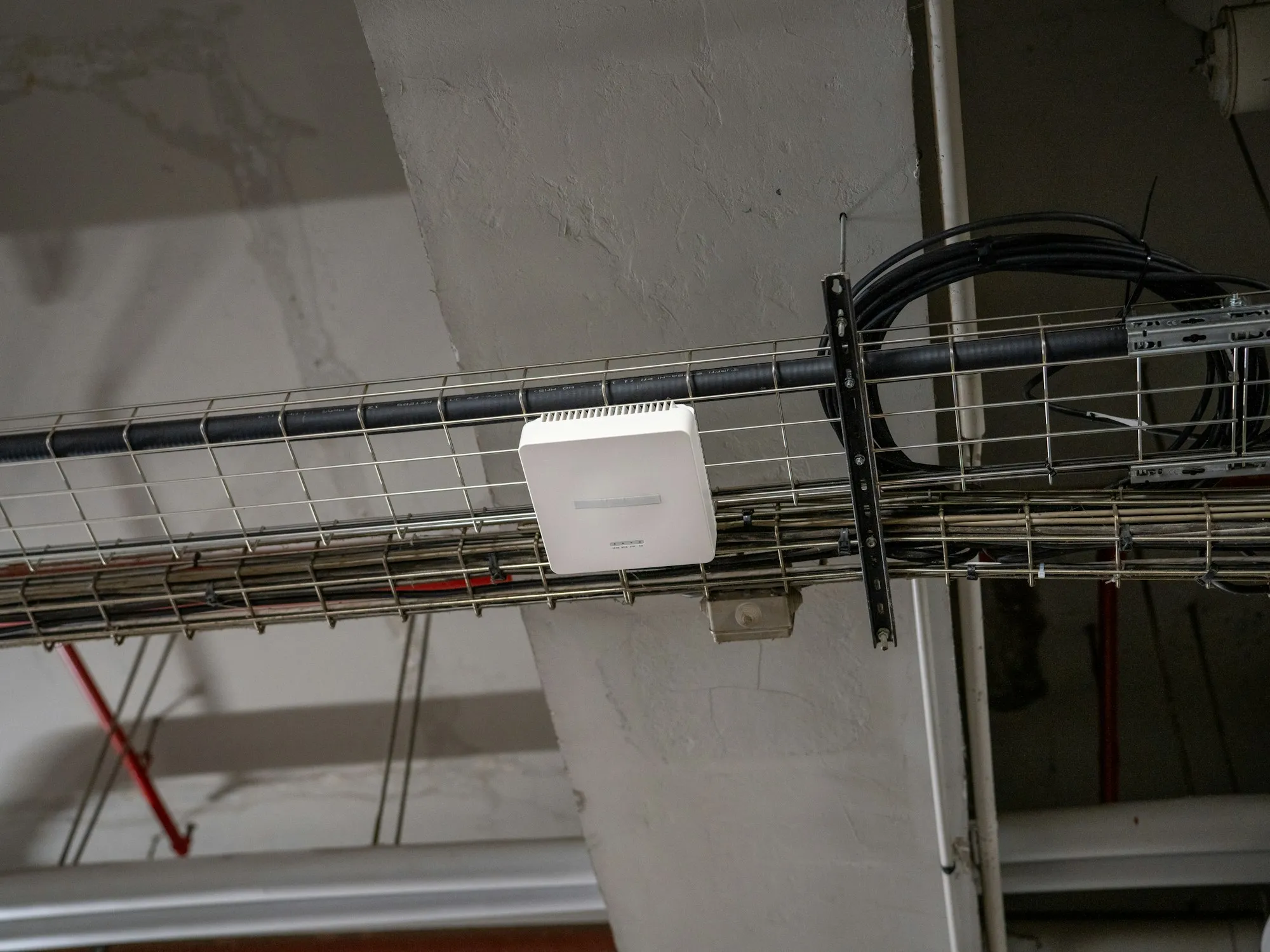 Wi‑Fi hozzáférési pont egy mennyezeti kábeltálcán